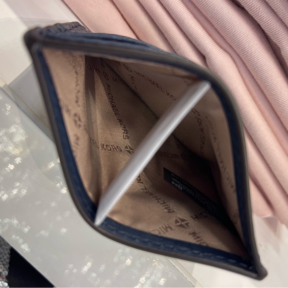 MICHAEL KORS
Large Pebbled Leather Card Holder Case
Navy 
NWT - Picture 8 of 16